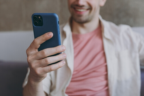 בחור מתעסק בטלפון נייד עם מגן